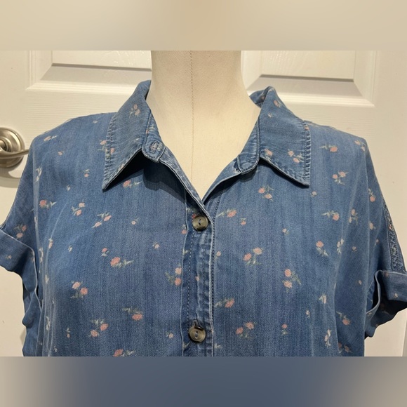 Sanctuary  Soft Denim  Top with Floral Prints size XL - Picture 4 of 12
